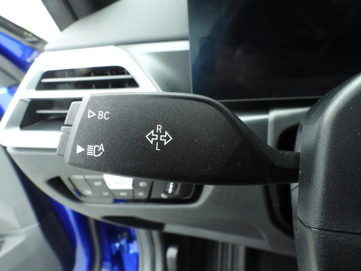 320i | M-Sportpakket | LED | Navigatie | Panoramadak | trekhaak | Stoelverwarming | DAB | Hifi speakers | Alu 18 inch