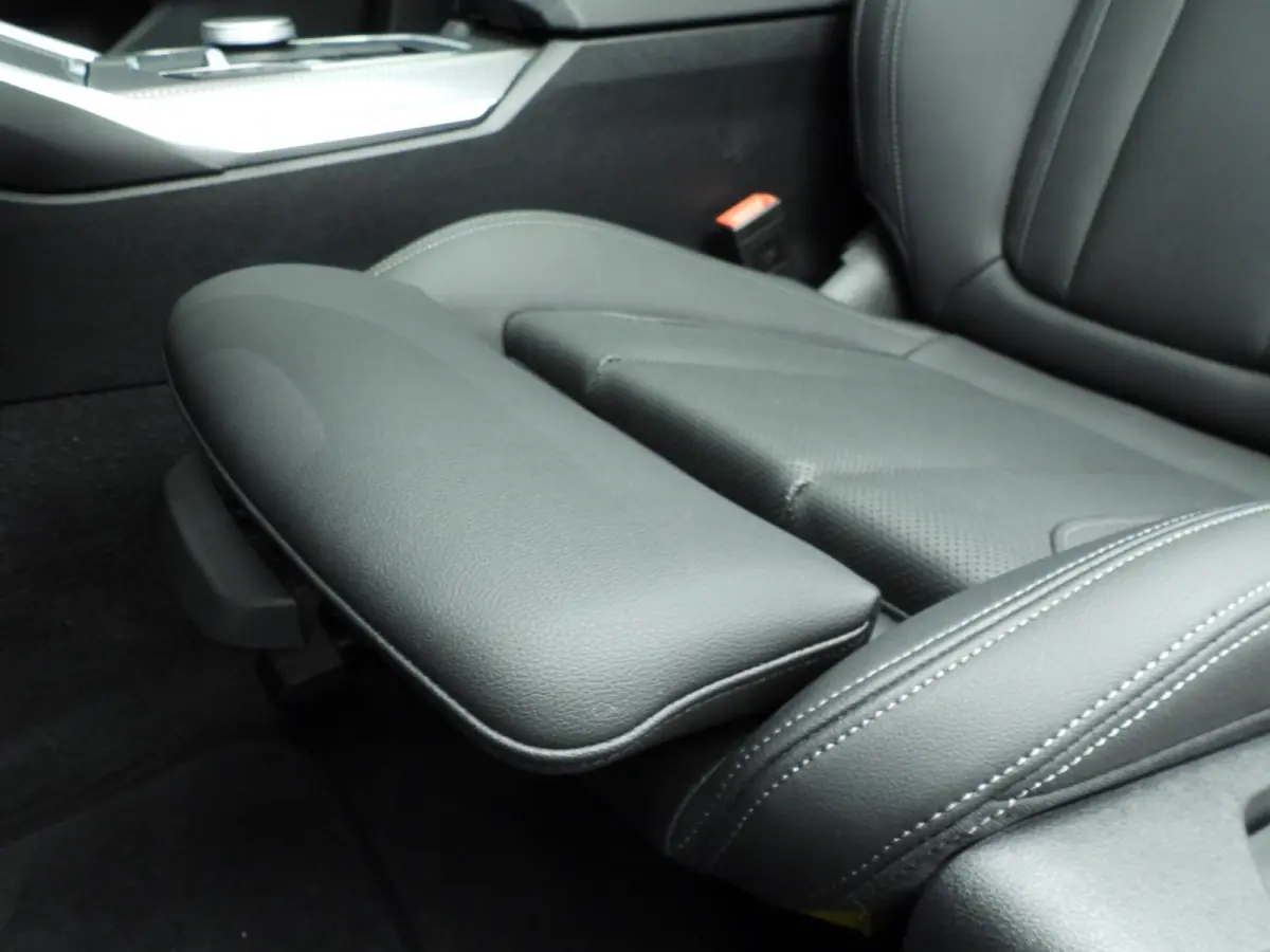 320i | M-Sportpakket | LED | Navigatie | Panoramadak | trekhaak | Stoelverwarming | DAB | Hifi speakers | Alu 18 inch