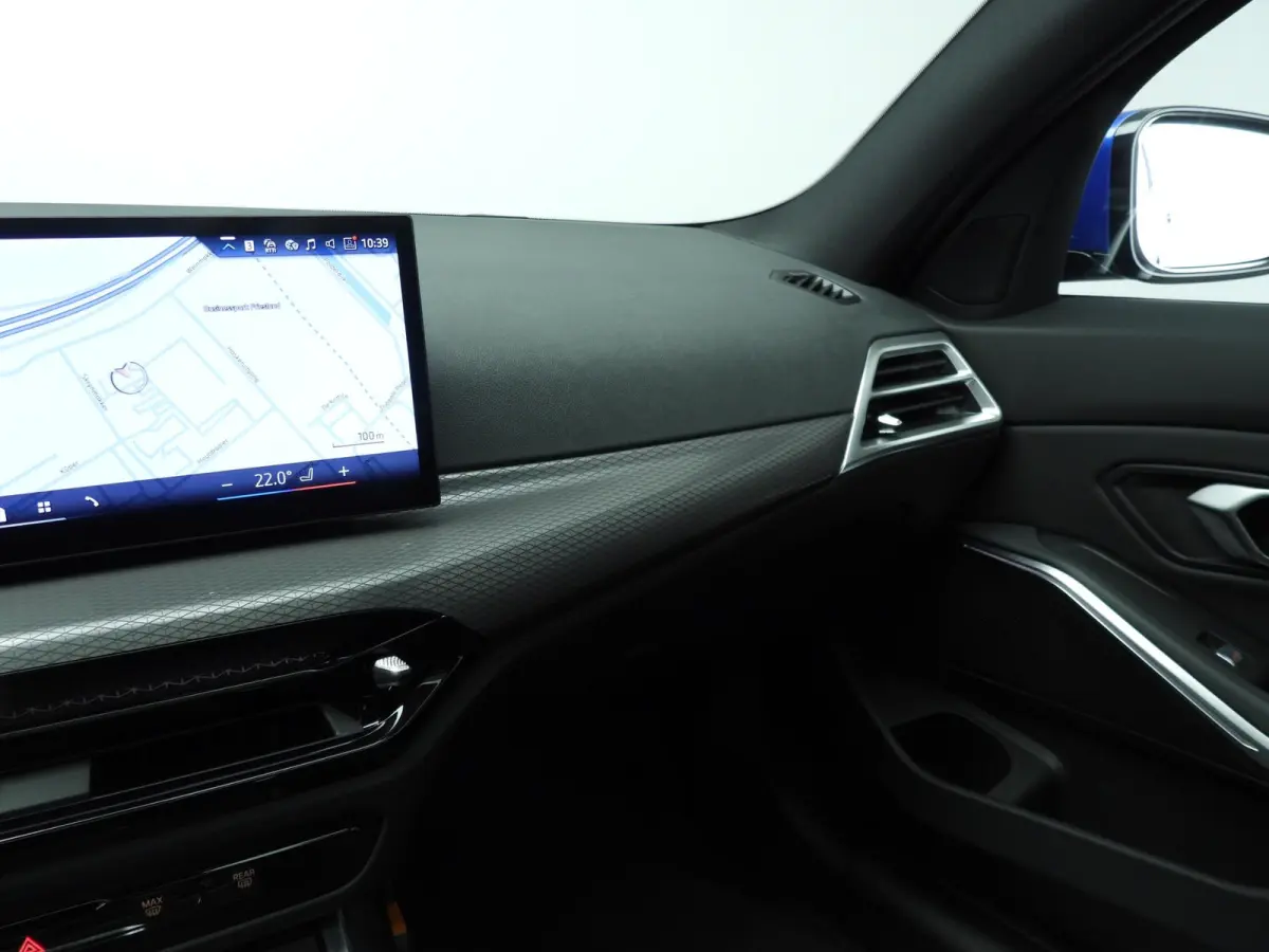 320i | M-Sportpakket | LED | Navigatie | Panoramadak | trekhaak | Stoelverwarming | DAB | Hifi speakers | Alu 18 inch