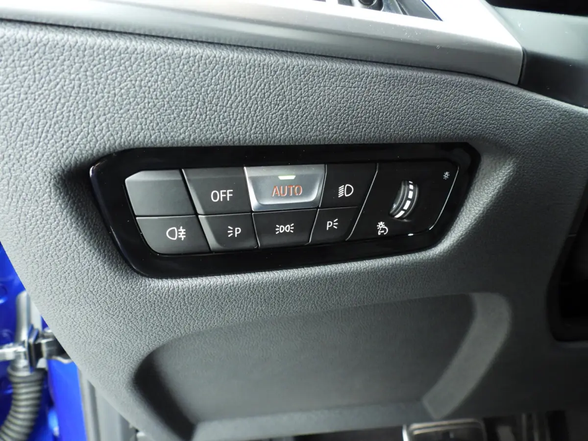 320i | M-Sportpakket | LED | Navigatie | Panoramadak | trekhaak | Stoelverwarming | DAB | Hifi speakers | Alu 18 inch