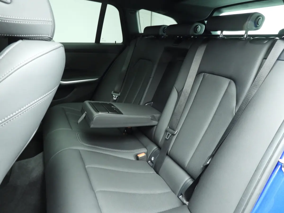 320i | M-Sportpakket | LED | Navigatie | Panoramadak | trekhaak | Stoelverwarming | DAB | Hifi speakers | Alu 18 inch