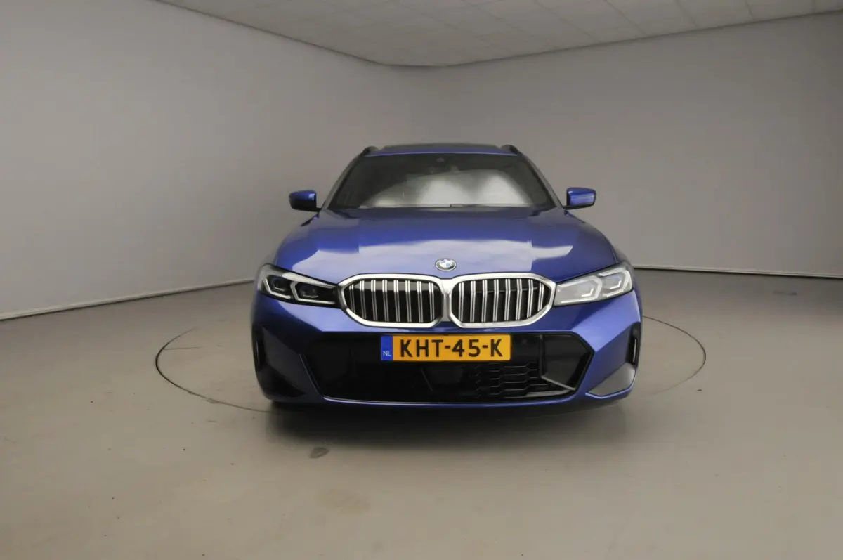 320i | M-Sportpakket | LED | Navigatie | Panoramadak | trekhaak | Stoelverwarming | DAB | Hifi speakers | Alu 18 inch