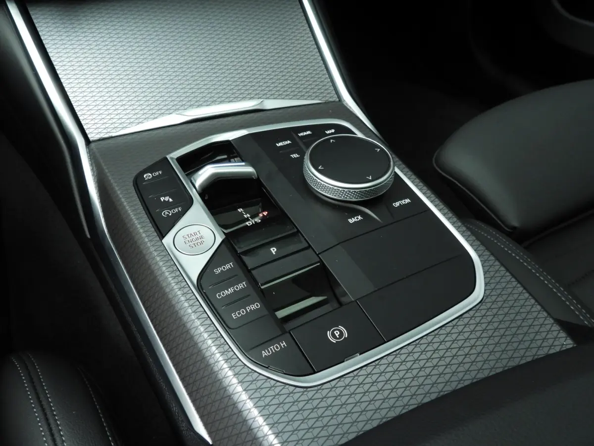 320i | M-Sportpakket | LED | Navigatie | Panoramadak | trekhaak | Stoelverwarming | DAB | Hifi speakers | Alu 18 inch