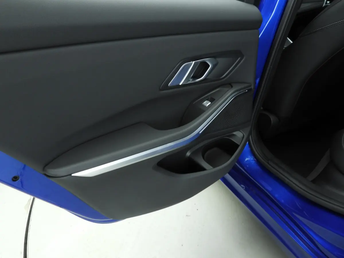 320i | M-Sportpakket | LED | Navigatie | Panoramadak | trekhaak | Stoelverwarming | DAB | Hifi speakers | Alu 18 inch