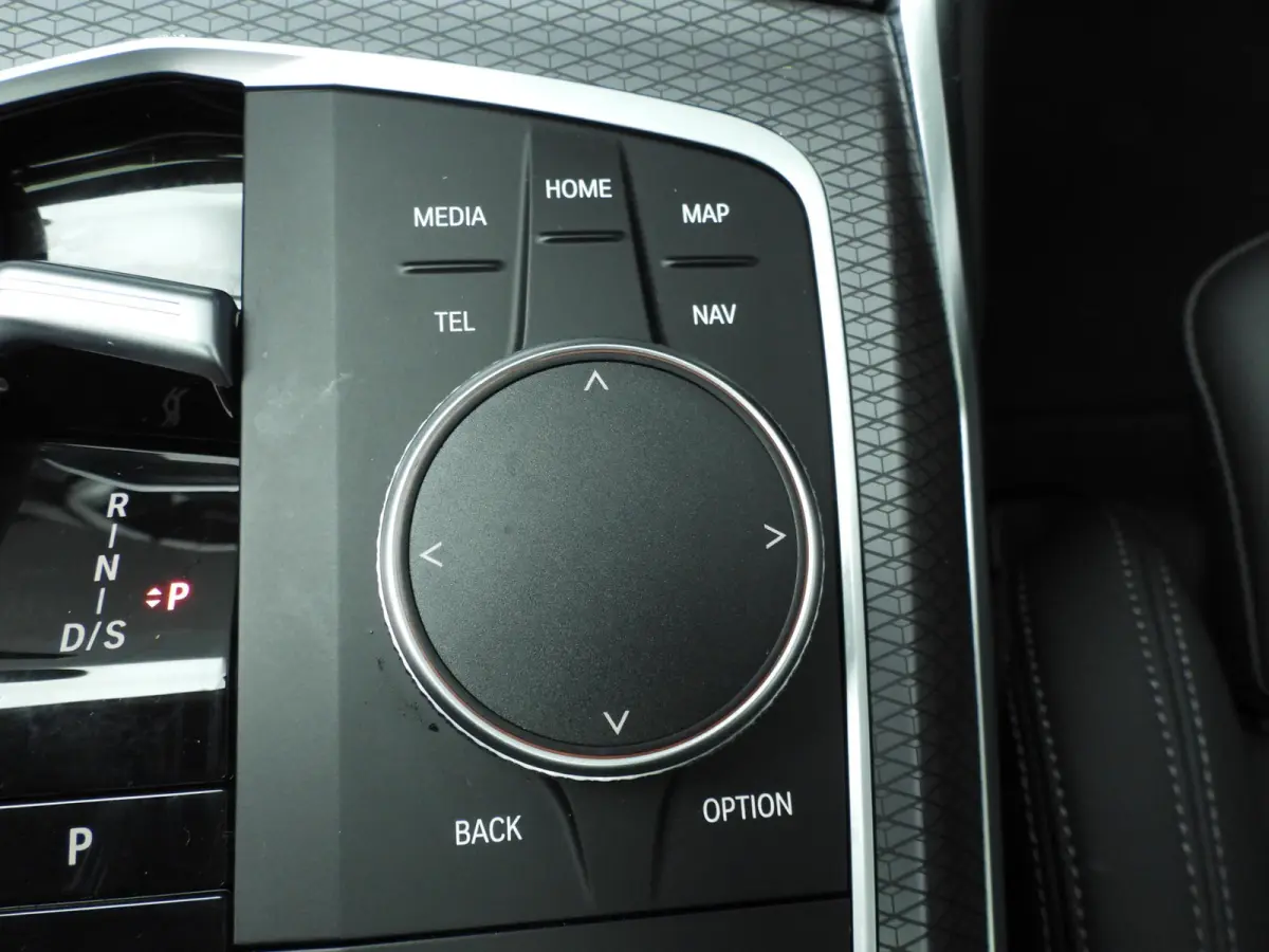 320i | M-Sportpakket | LED | Navigatie | Panoramadak | trekhaak | Stoelverwarming | DAB | Hifi speakers | Alu 18 inch