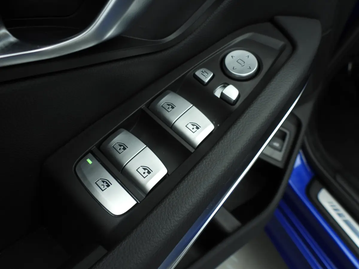 320i | M-Sportpakket | LED | Navigatie | Panoramadak | trekhaak | Stoelverwarming | DAB | Hifi speakers | Alu 18 inch