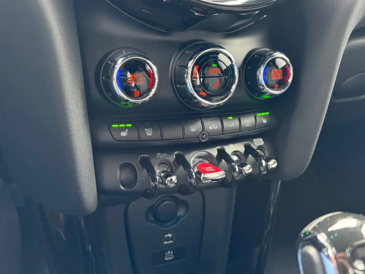 1.5 Aut. 5-Drs 1e Eig. Leder LED Camera Carplay Sfeerlicht NL-auto