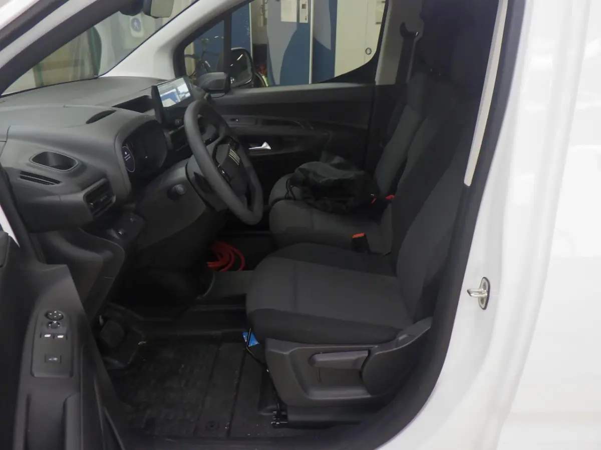 50 kWH 136pk | Airconditioning handmatig | Centrale deurvergrendeling met afstandsbediening | Cruise control met snelheidsbegrenzer (bediening achter het stuurwiel)