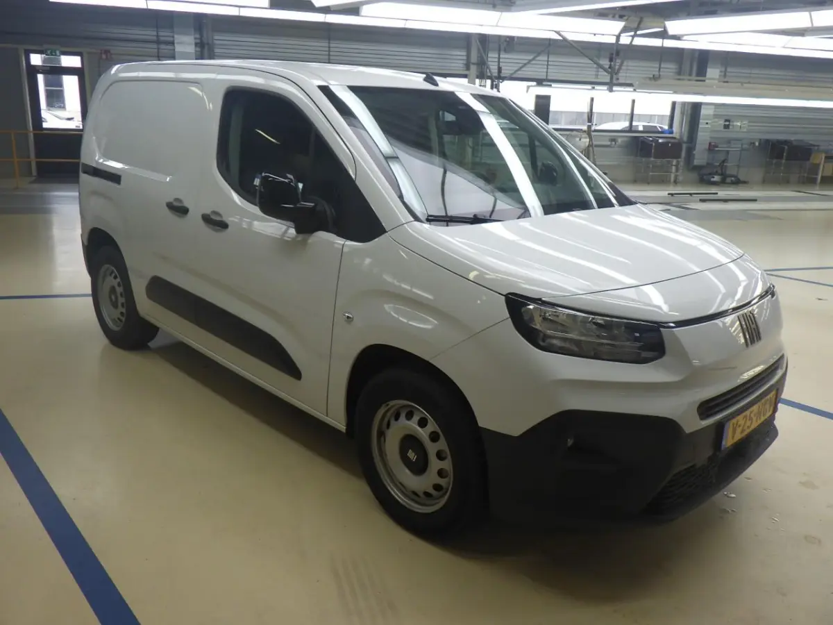 50 kWH 136pk | Airconditioning handmatig | Centrale deurvergrendeling met afstandsbediening | Cruise control met snelheidsbegrenzer (bediening achter het stuurwiel)