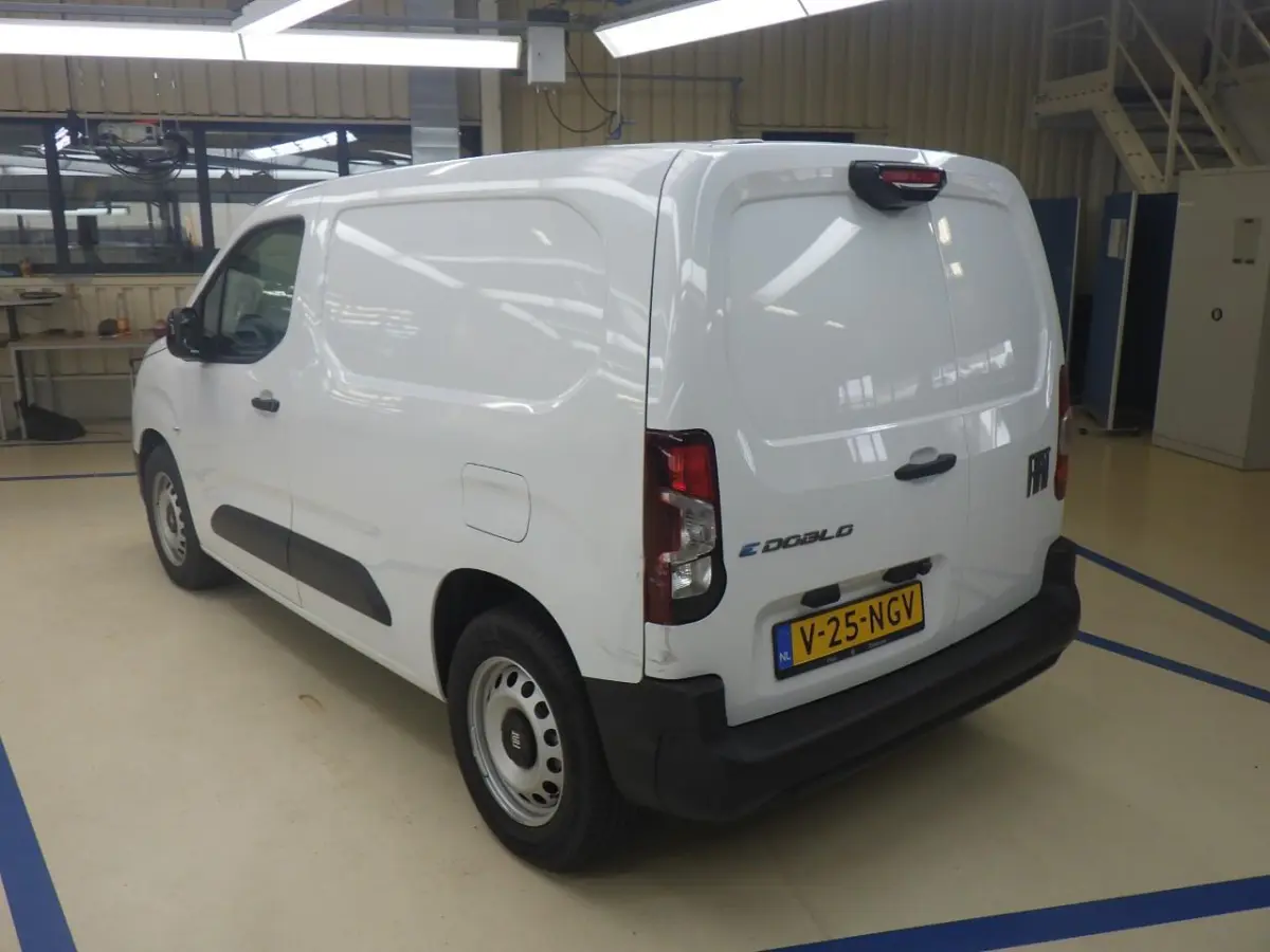 50 kWH 136pk | Airconditioning handmatig | Centrale deurvergrendeling met afstandsbediening | Cruise control met snelheidsbegrenzer (bediening achter het stuurwiel)