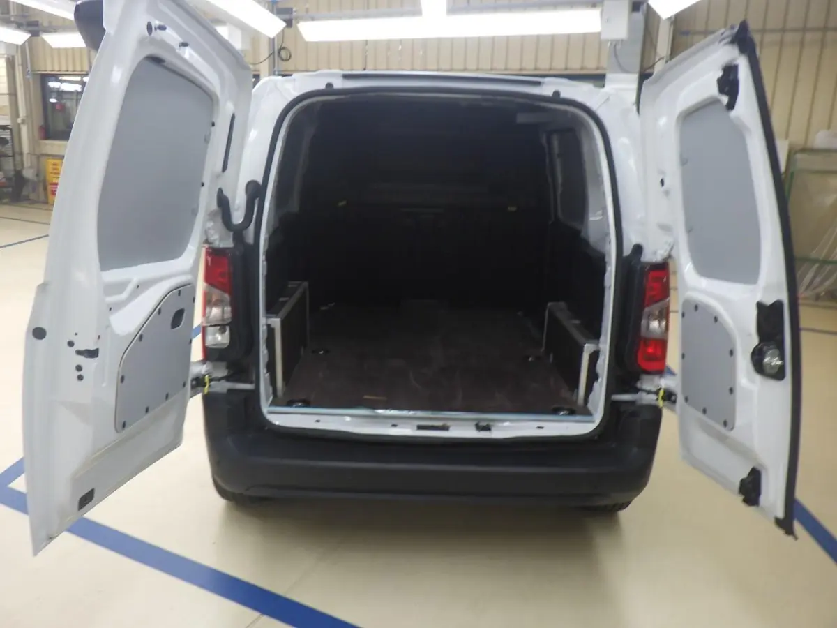 50 kWH 136pk | Airconditioning handmatig | Centrale deurvergrendeling met afstandsbediening | Cruise control met snelheidsbegrenzer (bediening achter het stuurwiel)