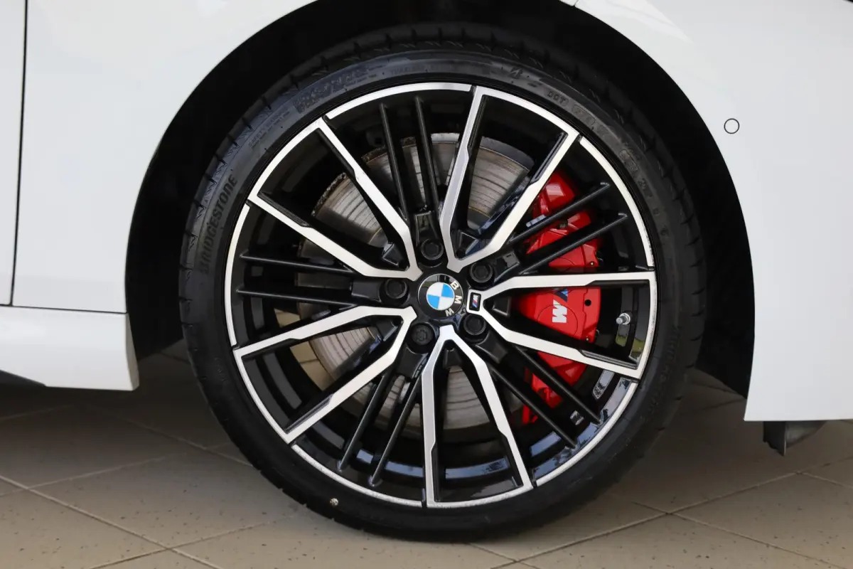 220i | M Sport Pro | Glazen Panoramadak | Harman/Kardon | Head-Up Display | Stuur- & Stoelverwarming | Active Cruise Control