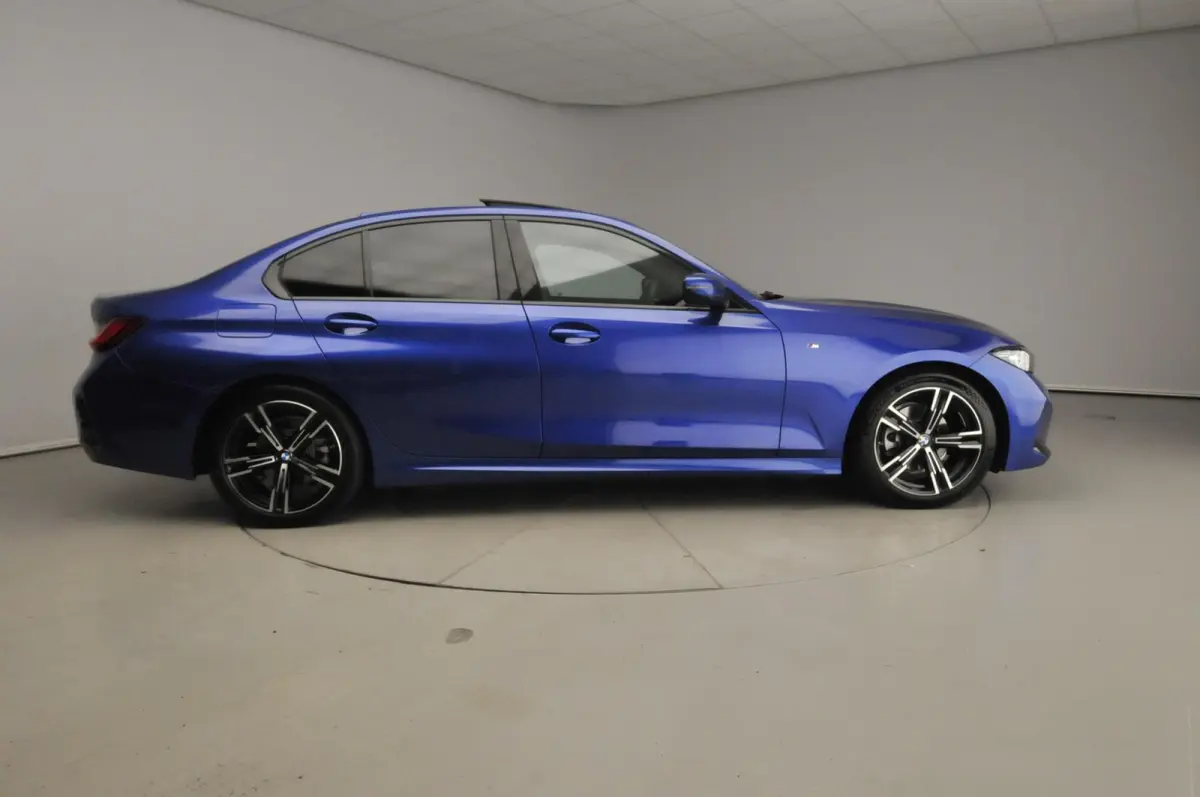 320i | M-Sportpakket | LED | Navigatie | Schuifdak | Trekhaak | Stoelverwarming | DAB | Hifi speakers | Alu 18 inch