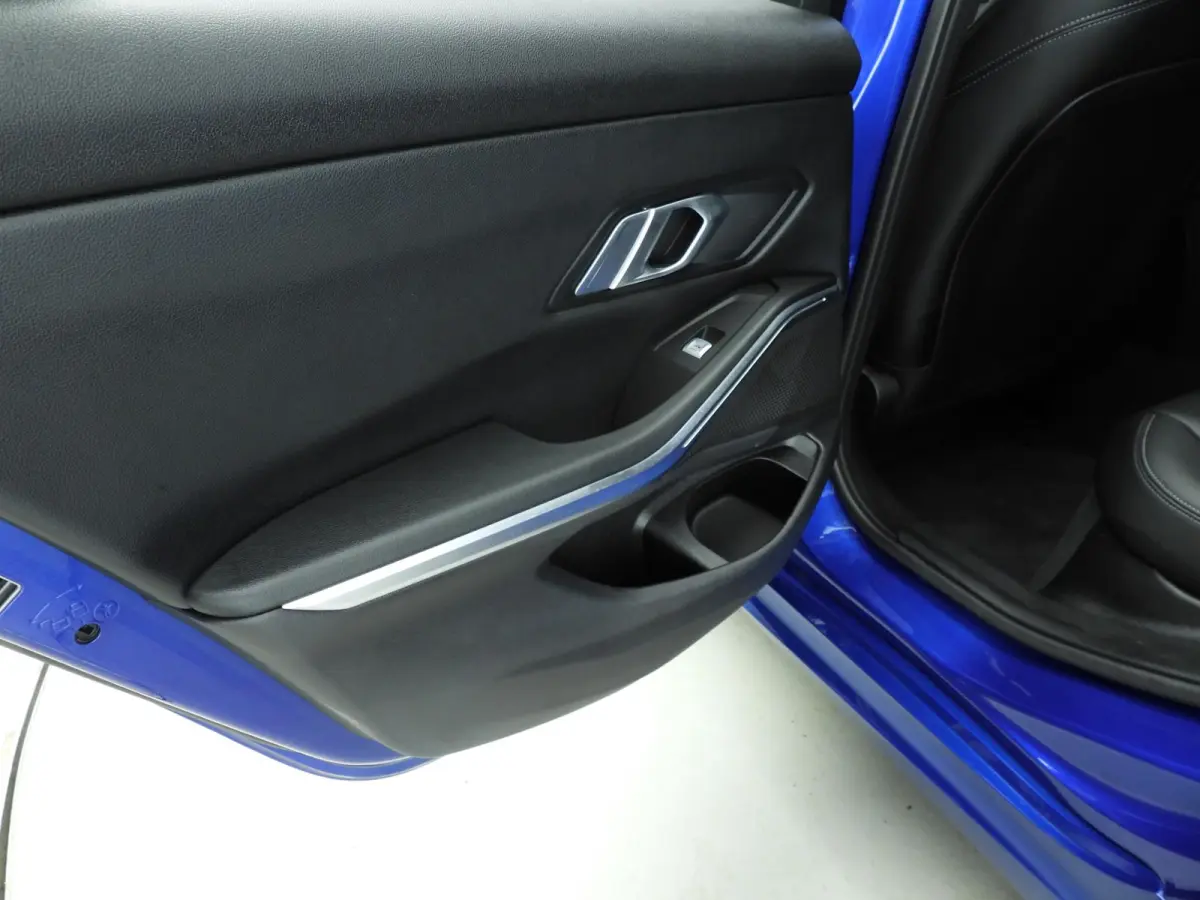 320i | M-Sportpakket | LED | Navigatie | Schuifdak | Trekhaak | Stoelverwarming | DAB | Hifi speakers | Alu 18 inch