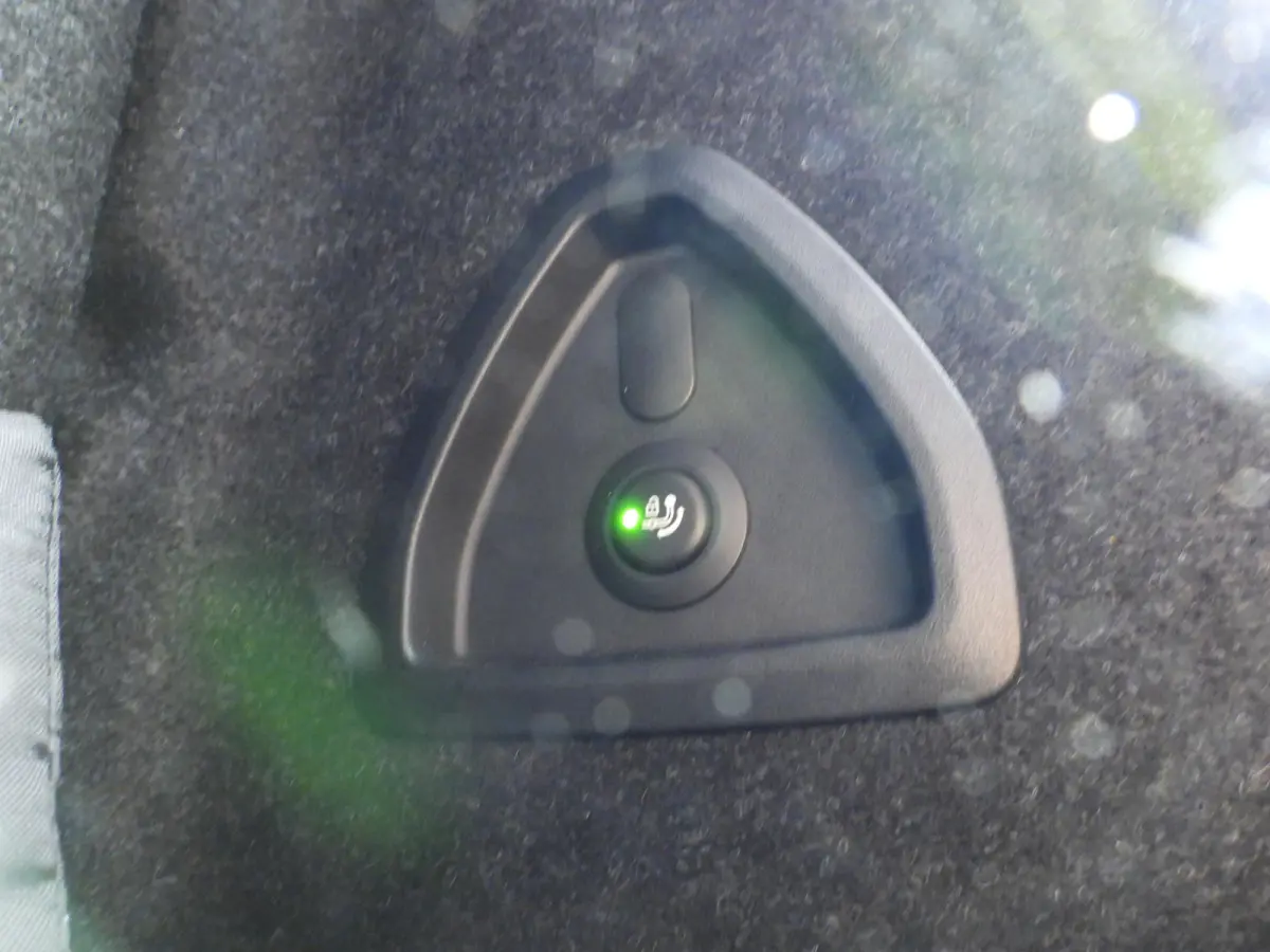 320i | M-Sportpakket | LED | Navigatie | Schuifdak | Trekhaak | Stoelverwarming | DAB | Hifi speakers | Alu 18 inch