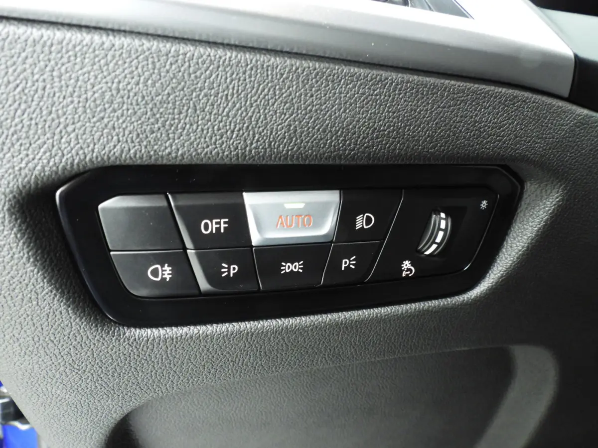 320i | M-Sportpakket | LED | Navigatie | Schuifdak | Trekhaak | Stoelverwarming | DAB | Hifi speakers | Alu 18 inch
