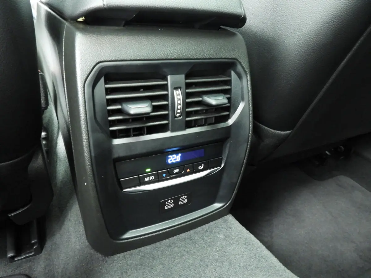 320i | M-Sportpakket | LED | Navigatie | Schuifdak | Trekhaak | Stoelverwarming | DAB | Hifi speakers | Alu 18 inch