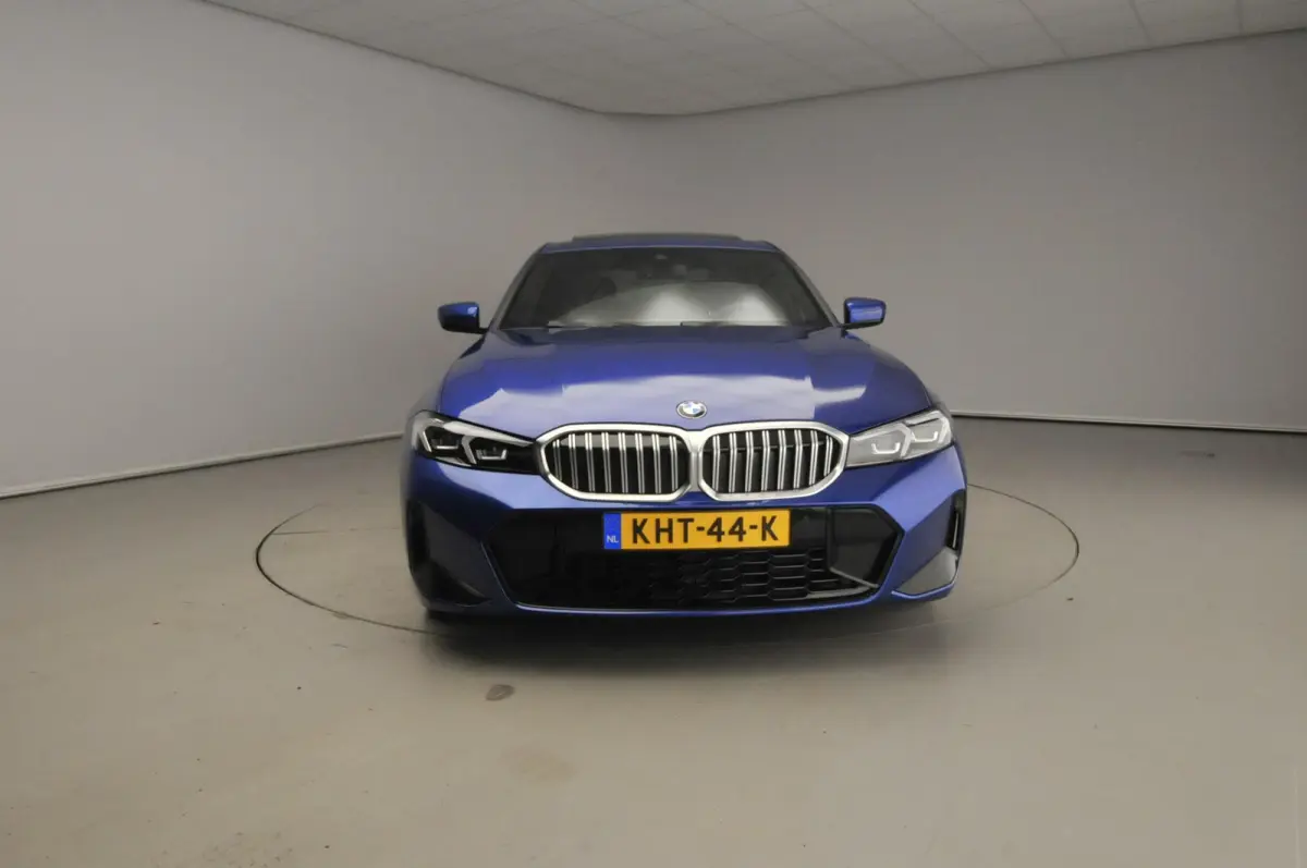 320i | M-Sportpakket | LED | Navigatie | Schuifdak | Trekhaak | Stoelverwarming | DAB | Hifi speakers | Alu 18 inch