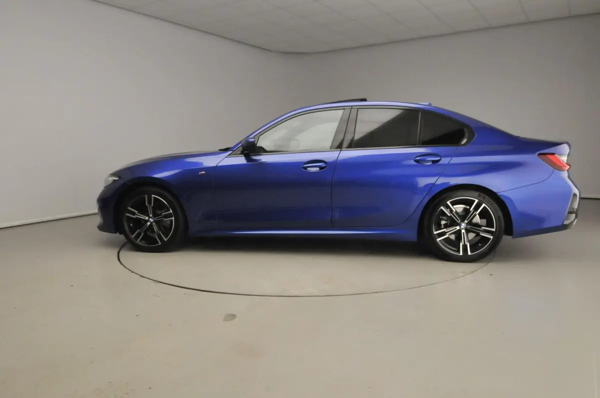 320i | M-Sportpakket | LED | Navigatie | Schuifdak | Trekhaak | Stoelverwarming | DAB | Hifi speakers | Alu 18 inch