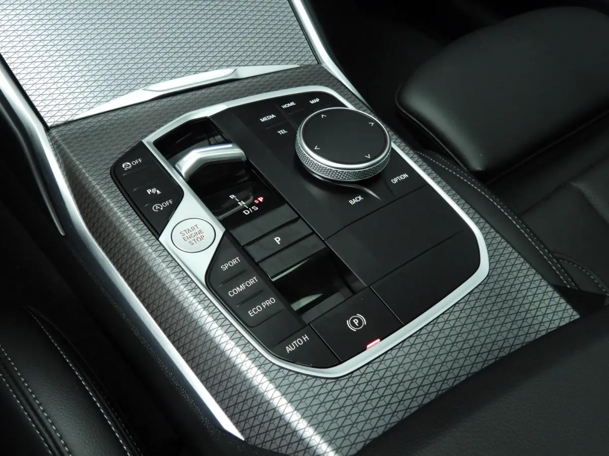 320i | M-Sportpakket | LED | Navigatie | Schuifdak | Trekhaak | Stoelverwarming | DAB | Hifi speakers | Alu 18 inch