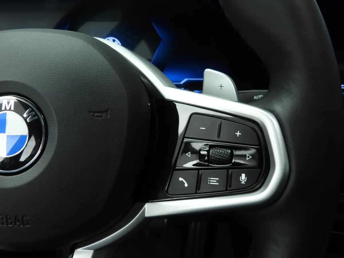 320i | M-Sportpakket | LED | Navigatie | Schuifdak | Trekhaak | Stoelverwarming | DAB | Hifi speakers | Alu 18 inch