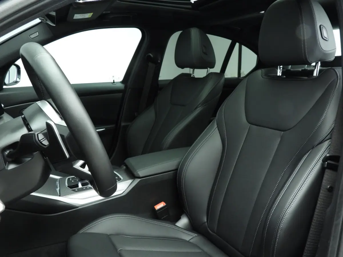 320i | M-Sportpakket | LED | Navigatie | Schuifdak | Trekhaak | Stoelverwarming | DAB | Hifi speakers | Alu 18 inch