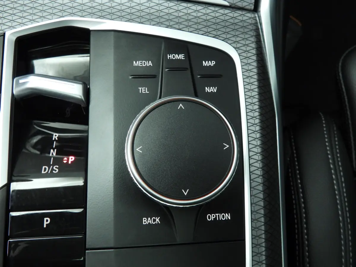 320i | M-Sportpakket | LED | Navigatie | Schuifdak | Trekhaak | Stoelverwarming | DAB | Hifi speakers | Alu 18 inch