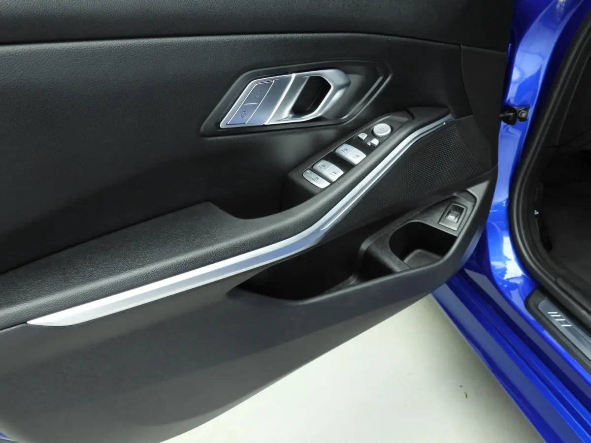 320i | M-Sportpakket | LED | Navigatie | Schuifdak | Trekhaak | Stoelverwarming | DAB | Hifi speakers | Alu 18 inch