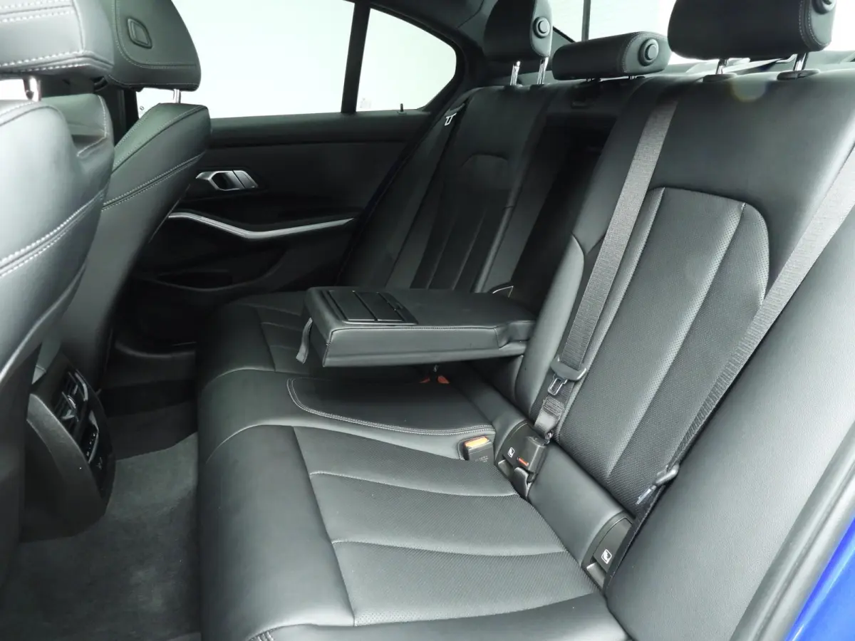 320i | M-Sportpakket | LED | Navigatie | Schuifdak | Trekhaak | Stoelverwarming | DAB | Hifi speakers | Alu 18 inch