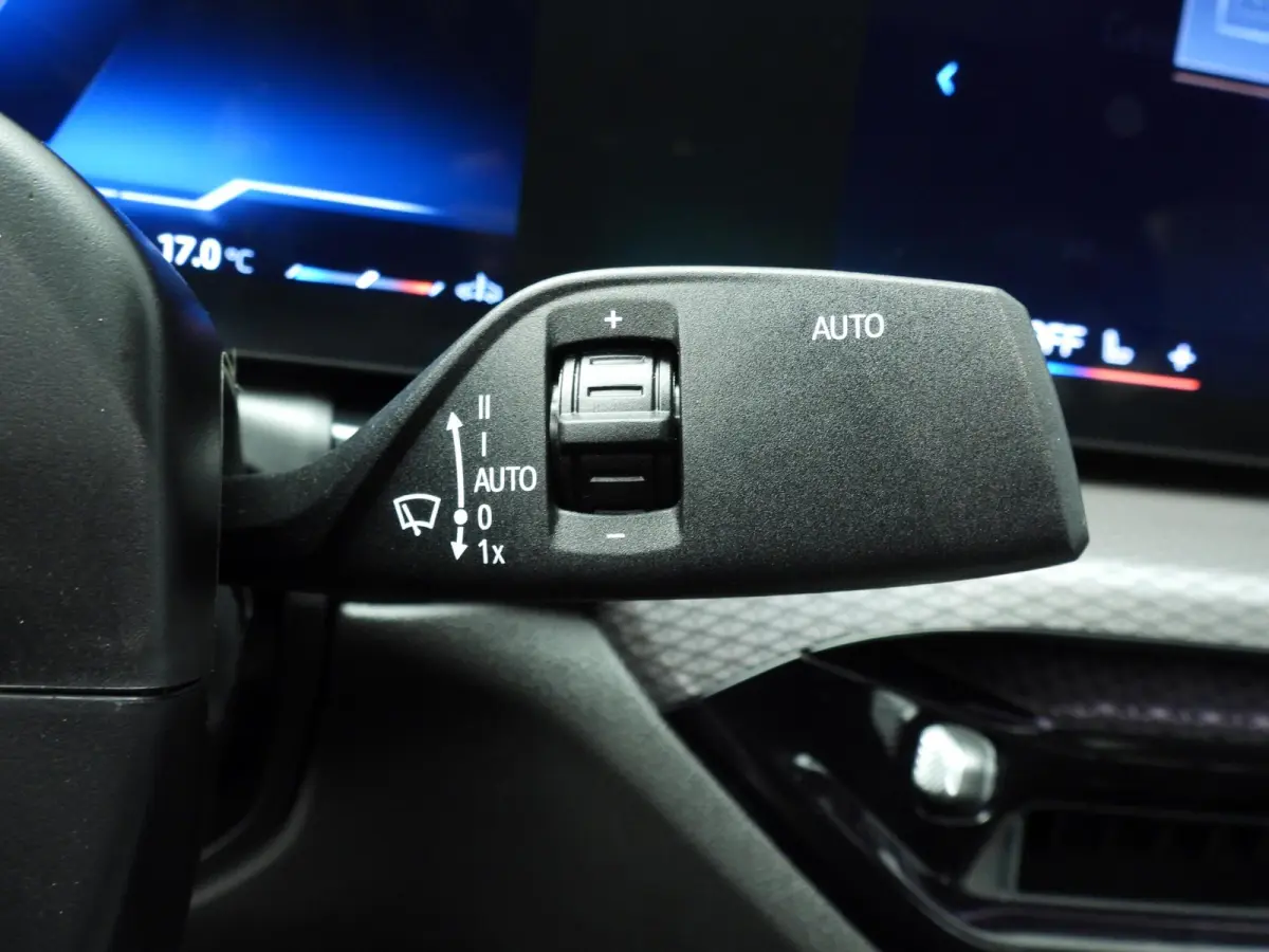 320i | M-Sportpakket | LED | Navigatie | Schuifdak | Trekhaak | Stoelverwarming | DAB | Hifi speakers | Alu 18 inch