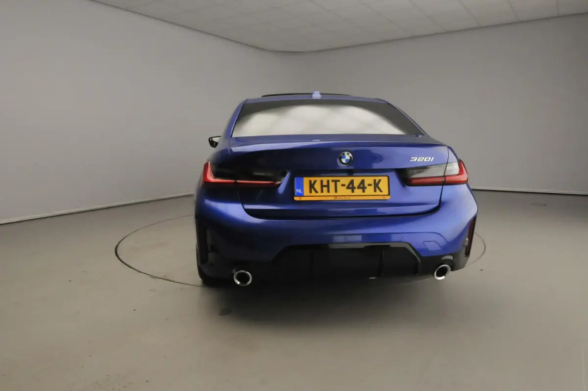 320i | M-Sportpakket | LED | Navigatie | Schuifdak | Trekhaak | Stoelverwarming | DAB | Hifi speakers | Alu 18 inch