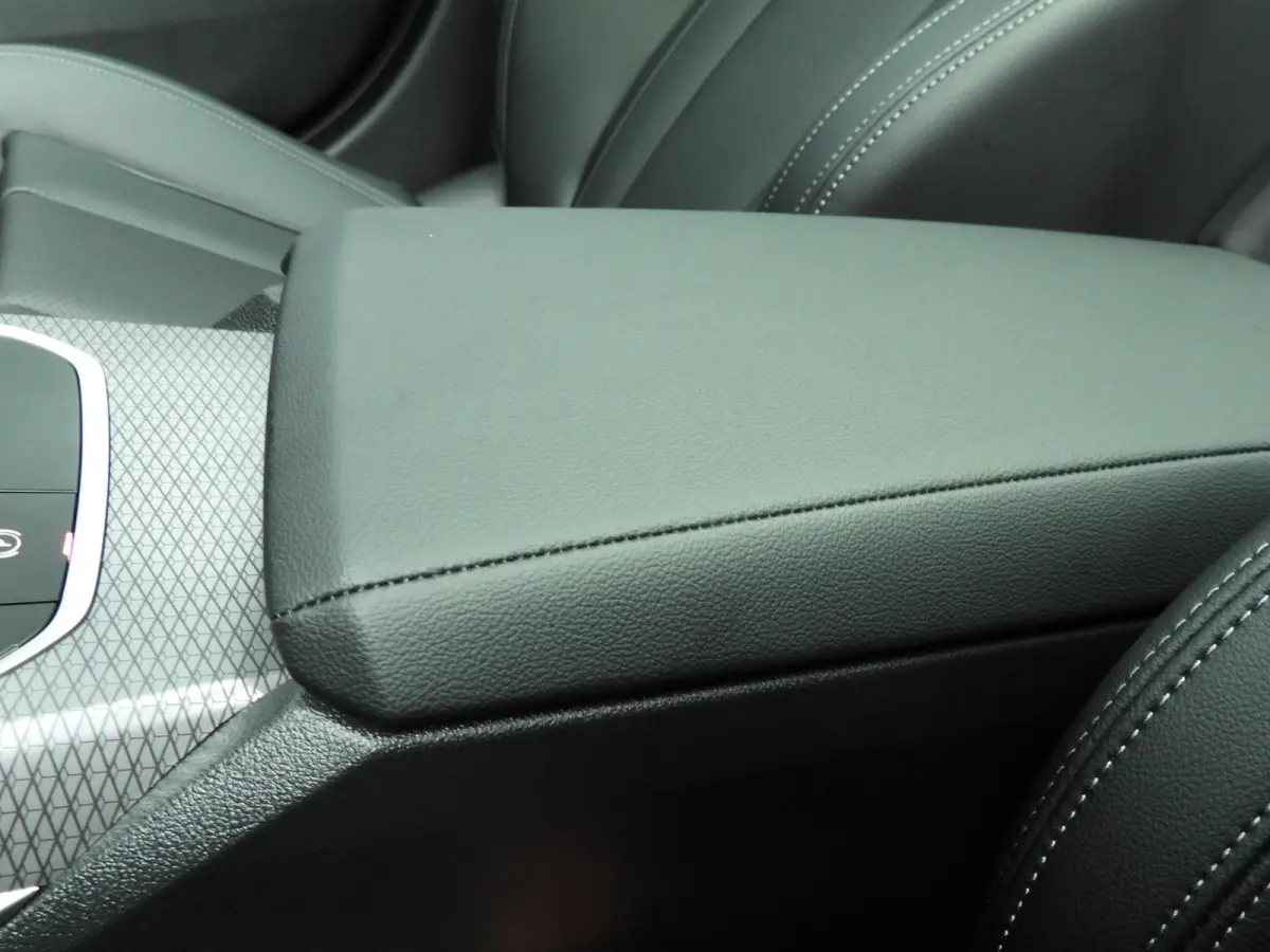 320i | M-Sportpakket | LED | Navigatie | Schuifdak | Trekhaak | Stoelverwarming | DAB | Hifi speakers | Alu 18 inch