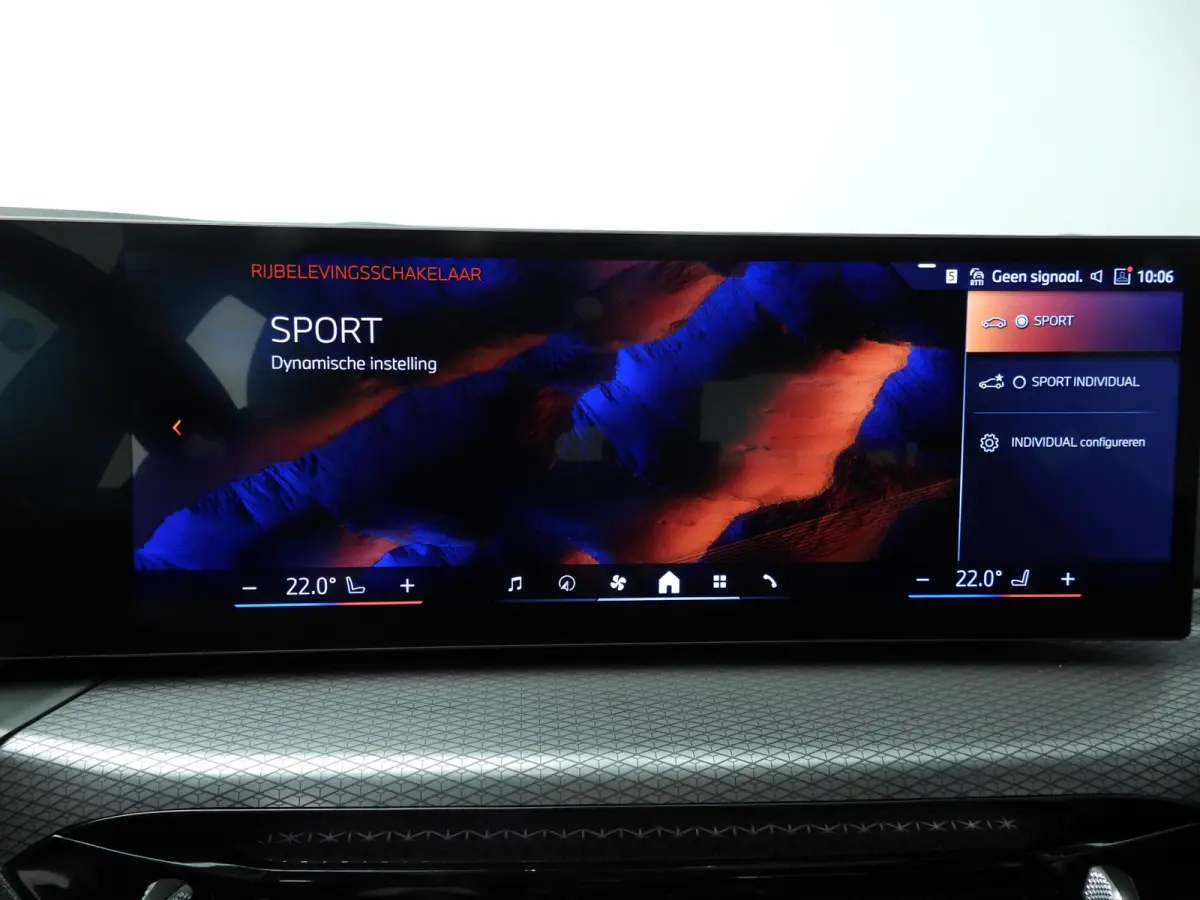 320i | M-Sportpakket | LED | Navigatie | Schuifdak | Trekhaak | Stoelverwarming | DAB | Hifi speakers | Alu 18 inch