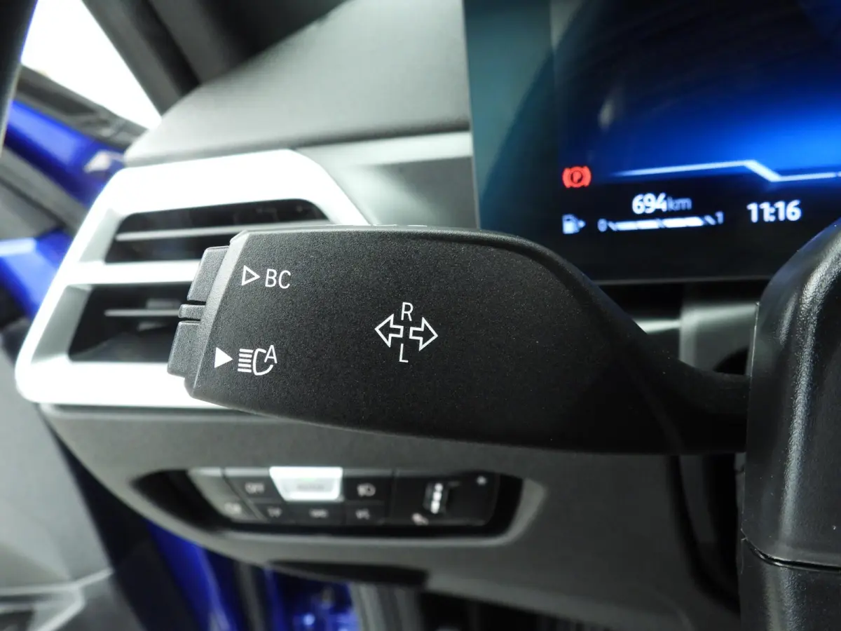 320i | M-Sportpakket | LED | Navigatie | Schuifdak | Trekhaak | Stoelverwarming | DAB | Hifi speakers | Alu 18 inch