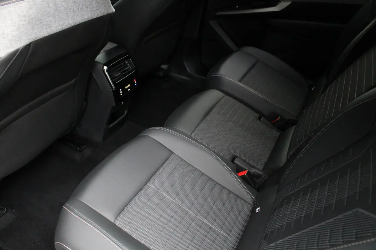 1.2 Hybrid 136 Allure | Automaat | Navigatie | Camera | Adaptieve cruise control | Apple carplay |