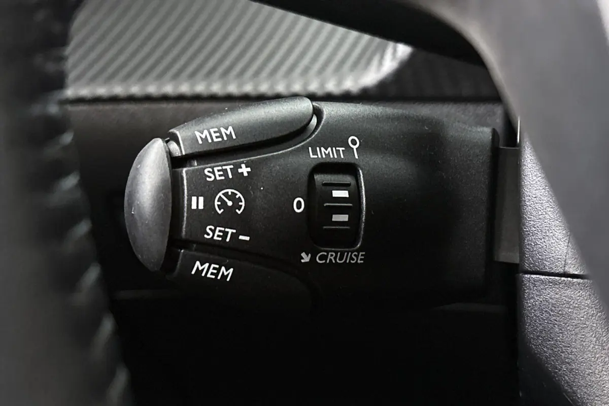 1.2 Hybrid 100 e-DCS6 Allure Apple CarPlay Climate Control
