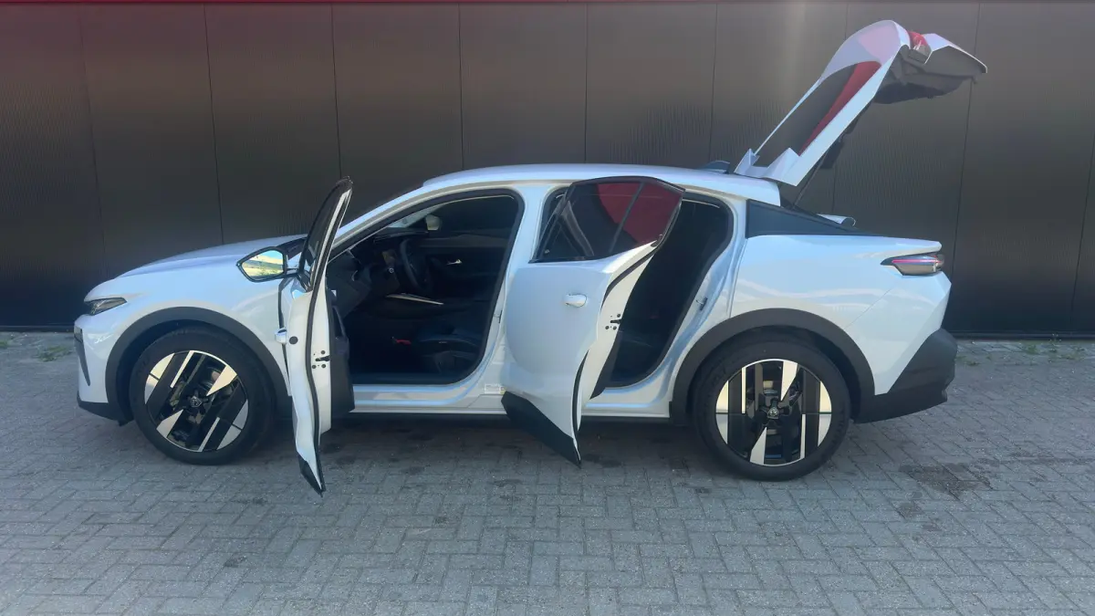 1.2 Allure Hybrid 145 | Apple Carplay/Android Auto | Camera | Adaptieve Cruise | Getint Glas | Navigatie | Climate Control | Draadloze telefoonlader | | Achterbank in delen neerklapbaar | Ac