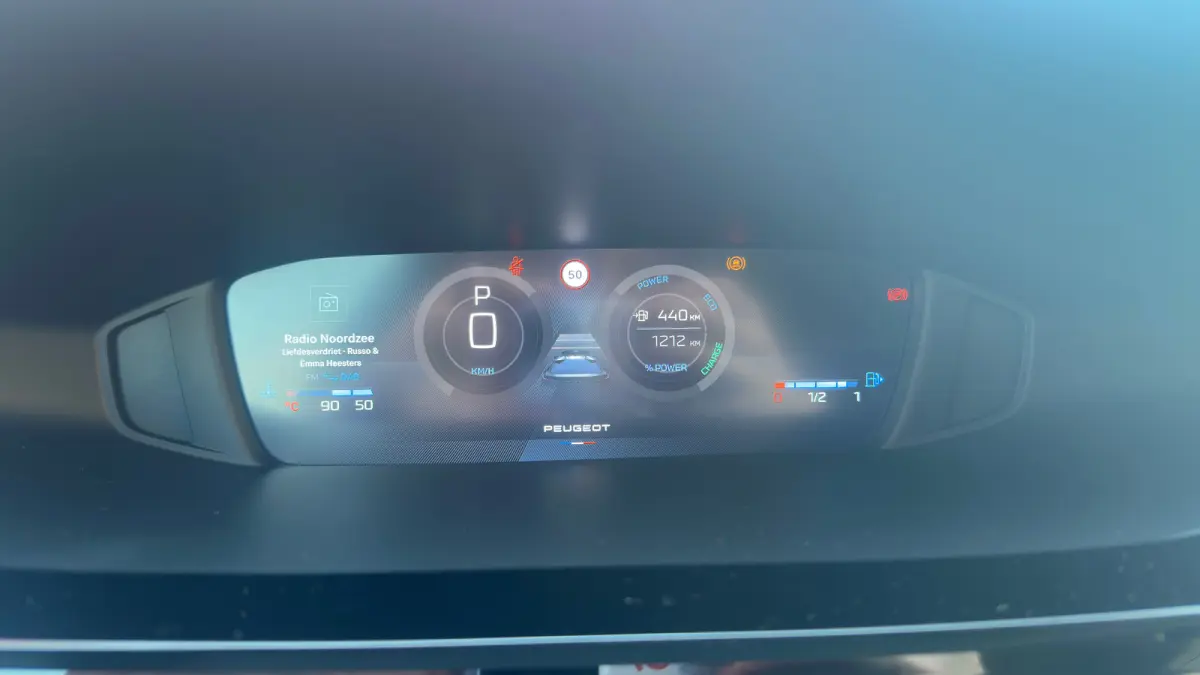 1.2 Allure Hybrid 145 | Apple Carplay/Android Auto | Camera | Adaptieve Cruise | Getint Glas | Navigatie | Climate Control | Draadloze telefoonlader | | Achterbank in delen neerklapbaar | Ac