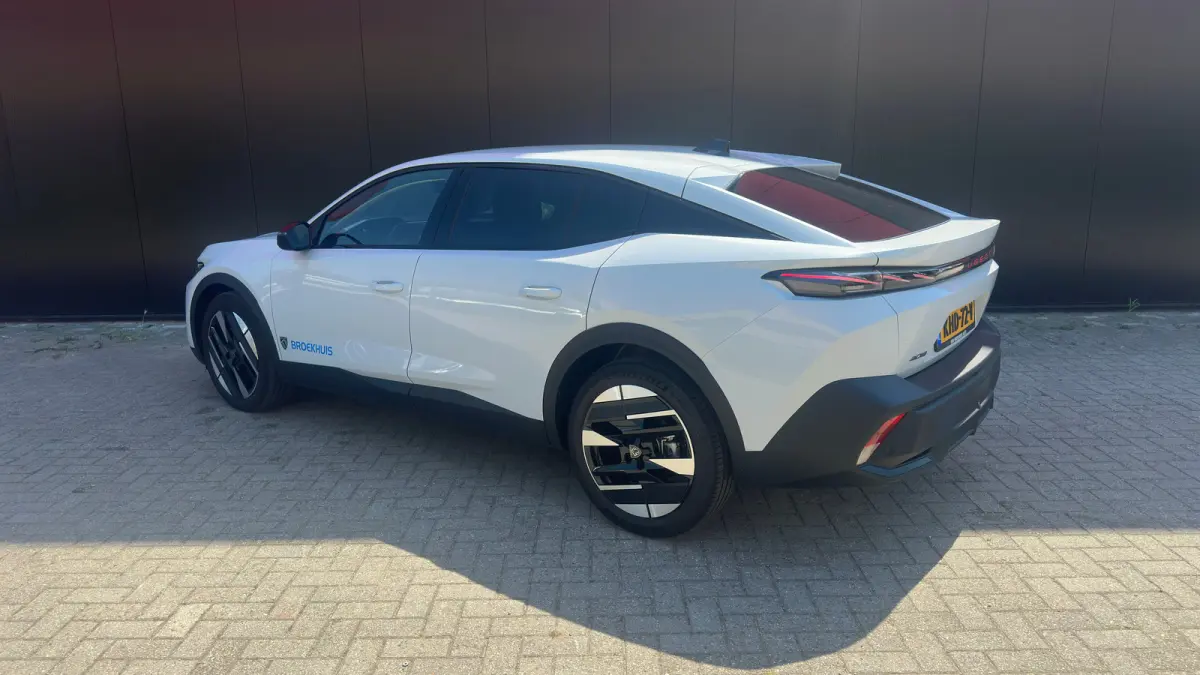1.2 Allure Hybrid 145 | Apple Carplay/Android Auto | Camera | Adaptieve Cruise | Getint Glas | Navigatie | Climate Control | Draadloze telefoonlader | | Achterbank in delen neerklapbaar | Ac
