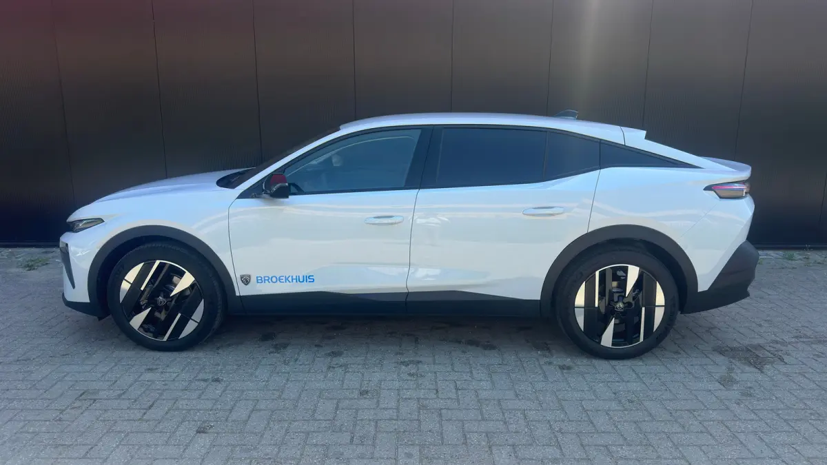 1.2 Allure Hybrid 145 | Apple Carplay/Android Auto | Camera | Adaptieve Cruise | Getint Glas | Navigatie | Climate Control | Draadloze telefoonlader | | Achterbank in delen neerklapbaar | Ac