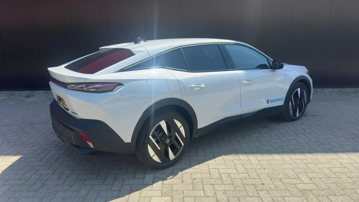 1.2 Allure Hybrid 145 | Apple Carplay/Android Auto | Camera | Adaptieve Cruise | Getint Glas | Navigatie | Climate Control | Draadloze telefoonlader | | Achterbank in delen neerklapbaar | Ac