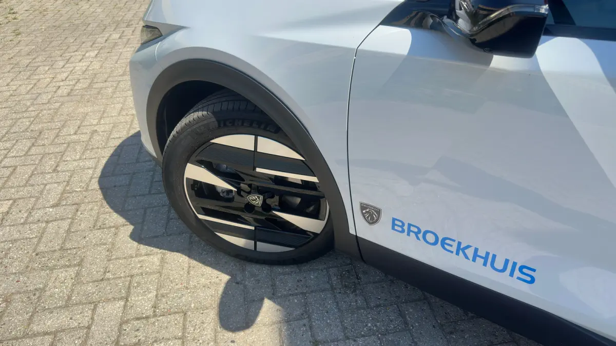 1.2 Allure Hybrid 145 | Apple Carplay/Android Auto | Camera | Adaptieve Cruise | Getint Glas | Navigatie | Climate Control | Draadloze telefoonlader | | Achterbank in delen neerklapbaar | Ac
