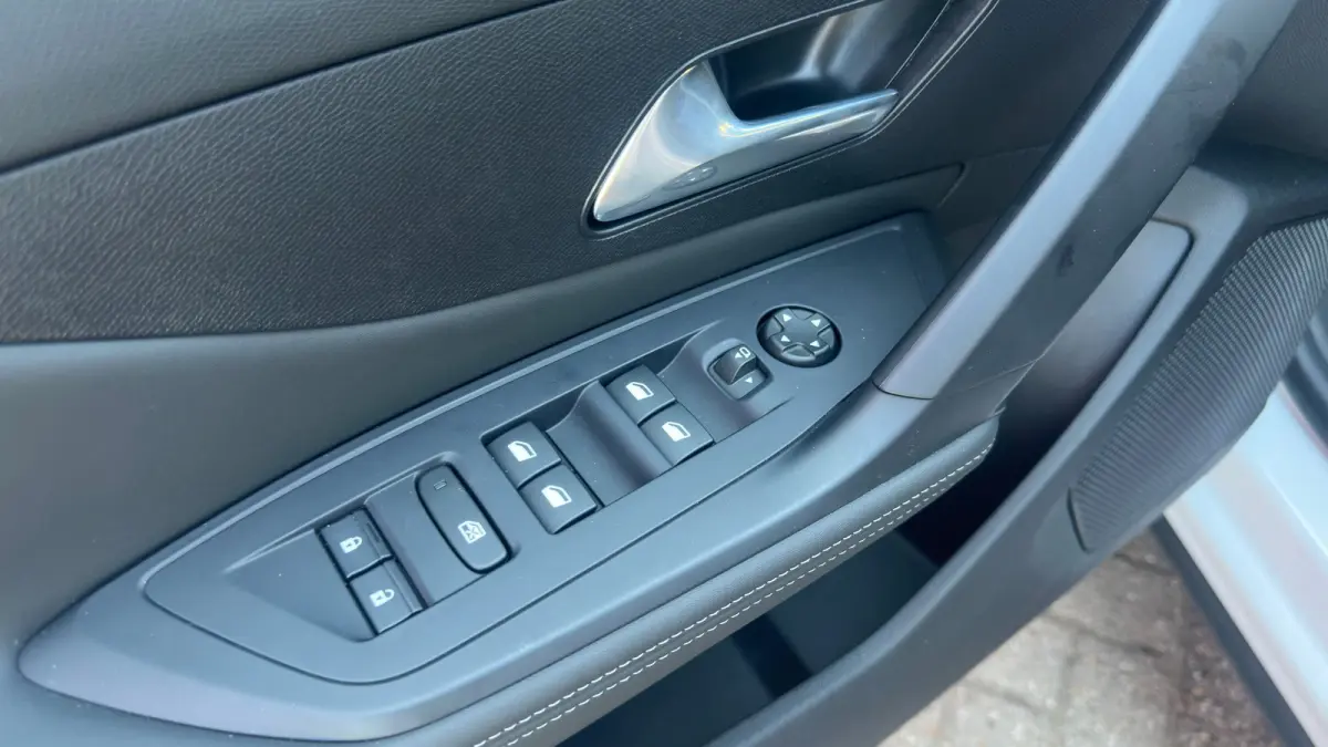 1.2 Allure Hybrid 145 | Apple Carplay/Android Auto | Camera | Adaptieve Cruise | Getint Glas | Navigatie | Climate Control | Draadloze telefoonlader | | Achterbank in delen neerklapbaar | Ac