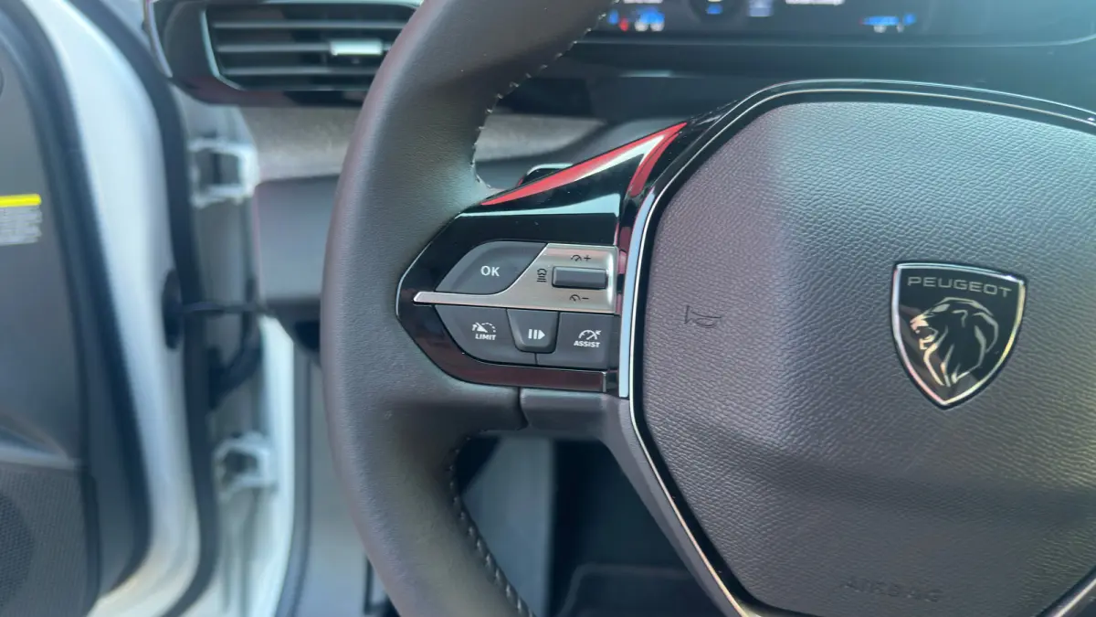 1.2 Allure Hybrid 145 | Apple Carplay/Android Auto | Camera | Adaptieve Cruise | Getint Glas | Navigatie | Climate Control | Draadloze telefoonlader | | Achterbank in delen neerklapbaar | Ac