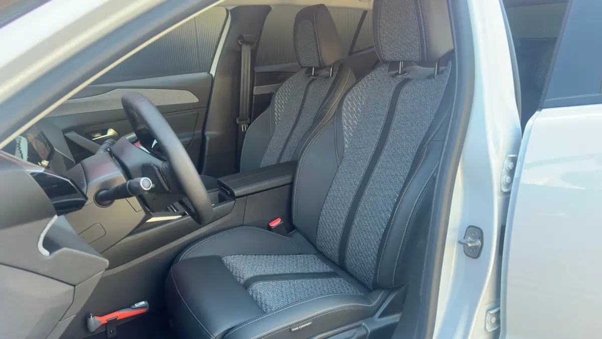 1.2 Allure Hybrid 145 | Apple Carplay/Android Auto | Camera | Adaptieve Cruise | Getint Glas | Navigatie | Climate Control | Draadloze telefoonlader | | Achterbank in delen neerklapbaar | Ac
