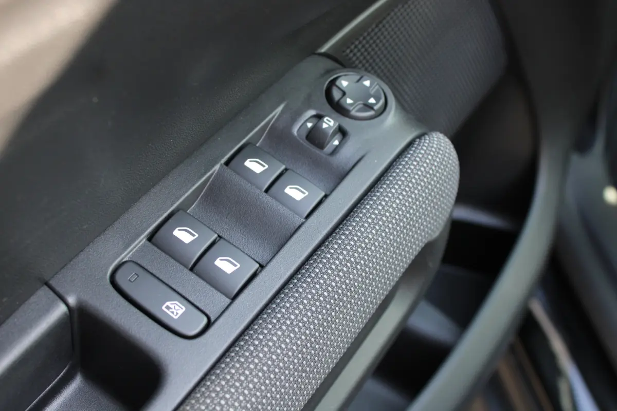 1.2 PureTech 110pk Feel | Navigatie | Bluetooth | Cruise control | All season | NL auto | 22.000km | Airconditioning |