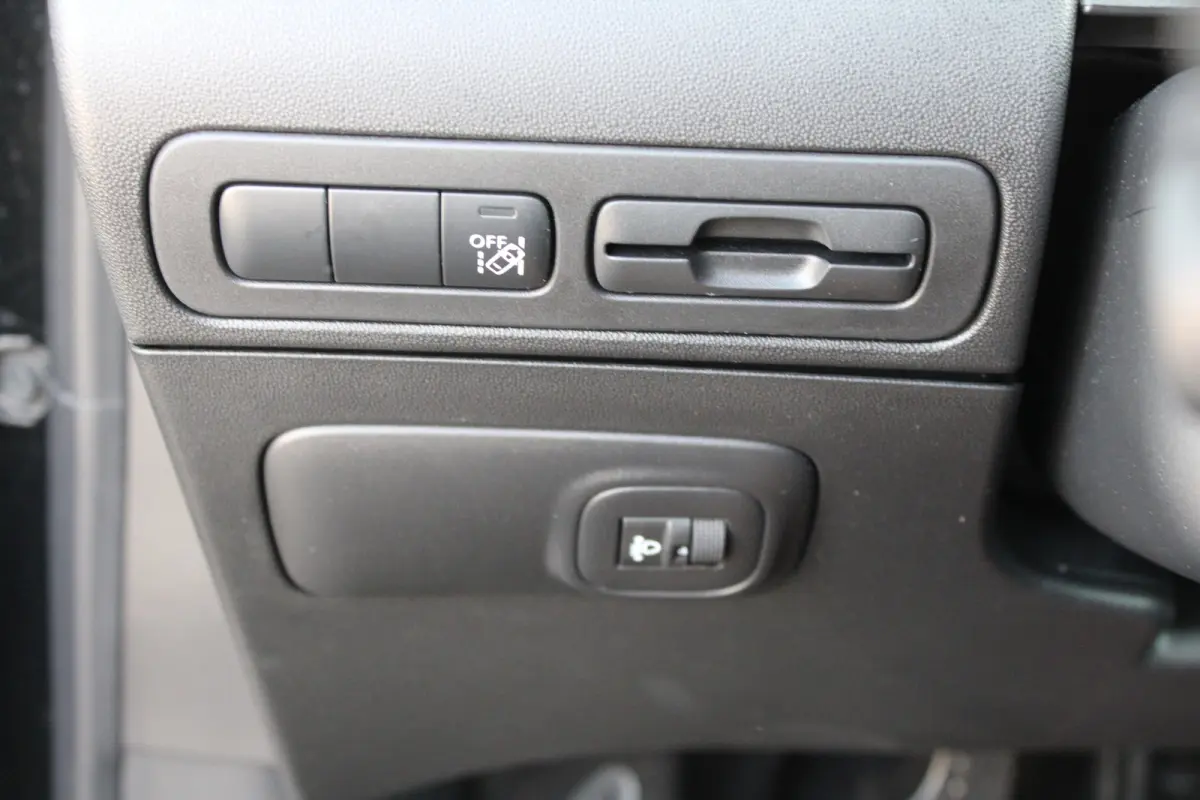1.2 PureTech 110pk Feel | Navigatie | Bluetooth | Cruise control | All season | NL auto | 22.000km | Airconditioning |