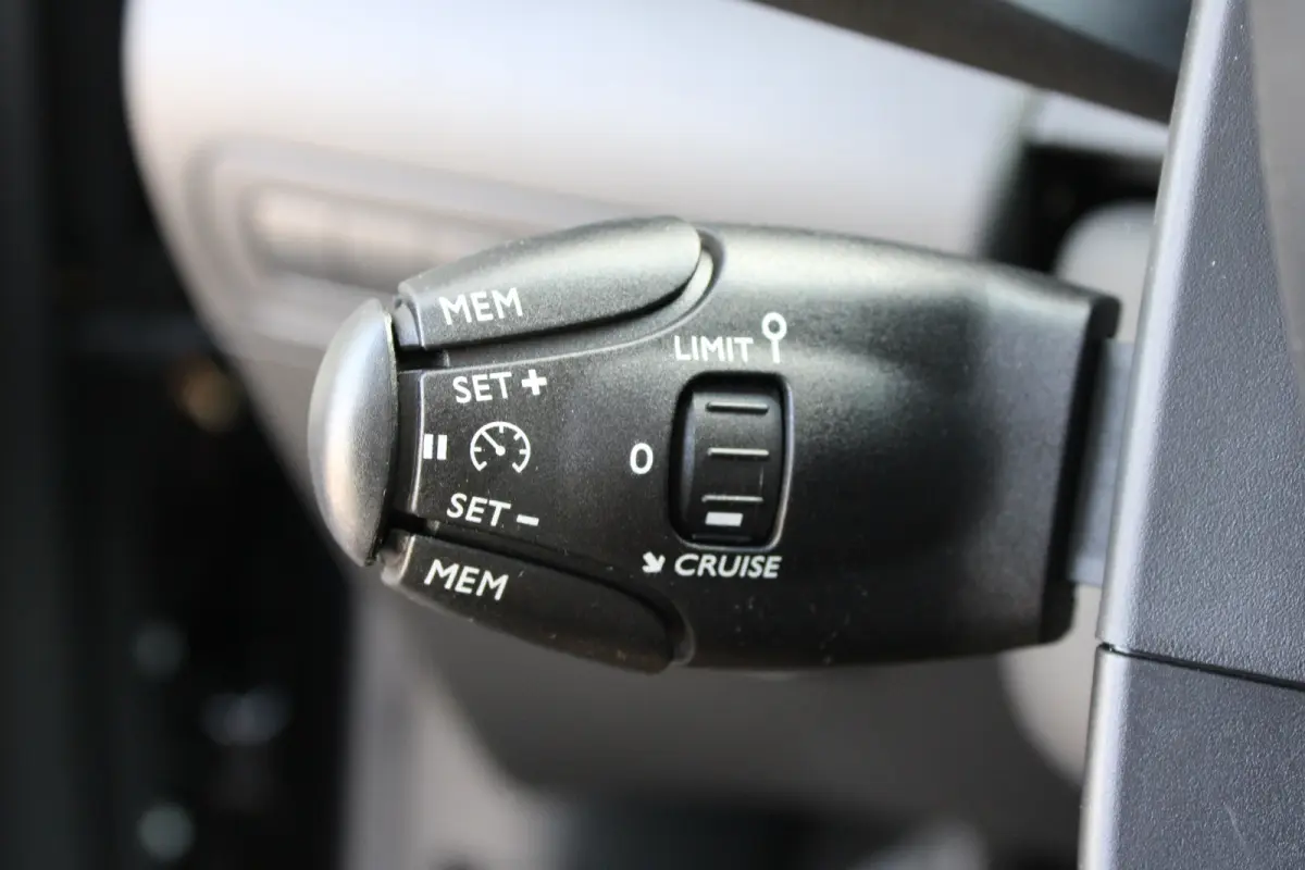 1.2 PureTech 110pk Feel | Navigatie | Bluetooth | Cruise control | All season | NL auto | 22.000km | Airconditioning |