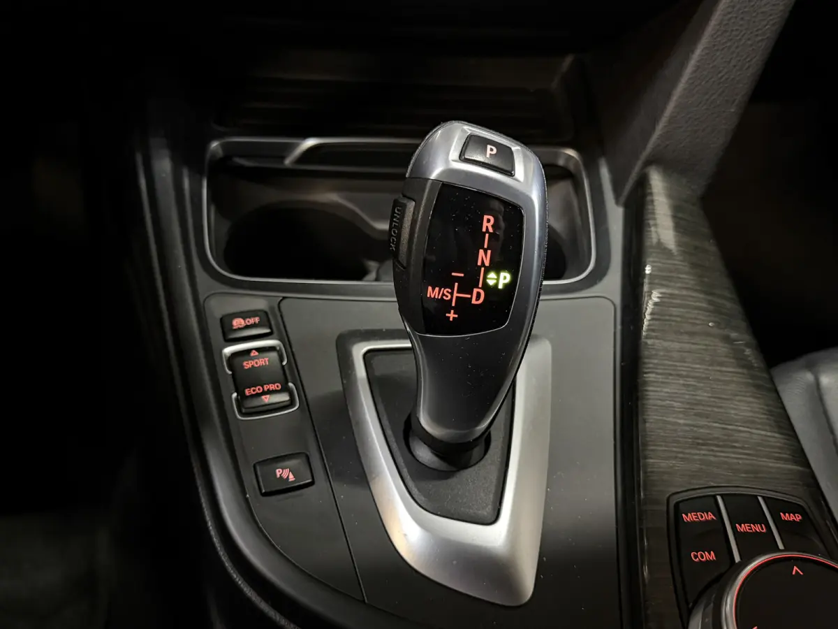 318i High Executive Automaat | Leder | Stoelverwarming | Full LED | NL auto | NAP | Navi | PDC V+A
