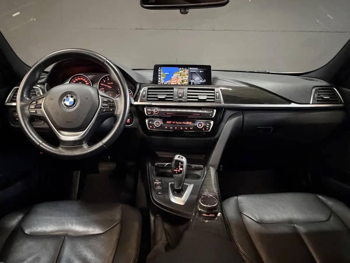 318i High Executive Automaat | Leder | Stoelverwarming | Full LED | NL auto | NAP | Navi | PDC V+A